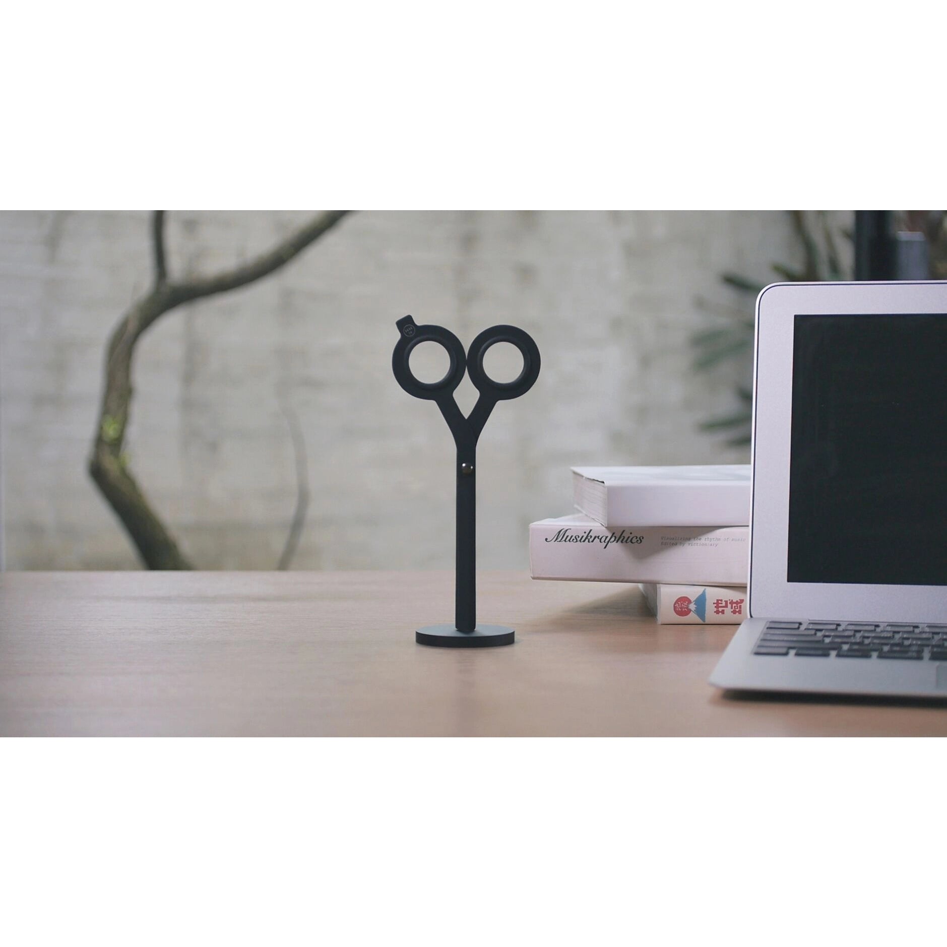 HMM  Black Scissors with base